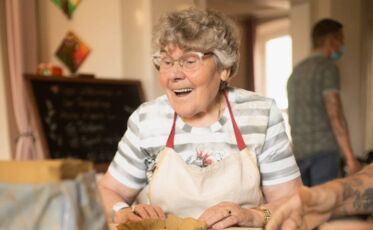 Größe Freude beim Töpfern in der Tagespflege