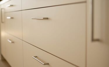 Cremeweiße Küchenfronten in der Flakowski Residenz