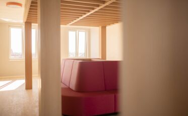 Sitzbank bei Sonnenlicht unter der neuen Pergola in der Flakowski Residenz