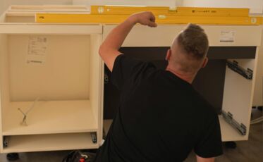 Küchenbauer beim Einbauen der Küchen in der Flakowski Residenz