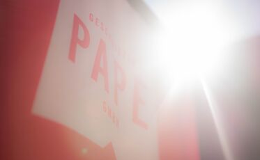 Die Geschwister Pape Beachflag im Sonnenlicht