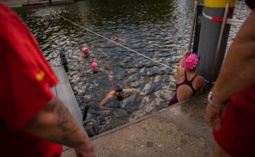SportlerInnen mit der Geschwister Pape Badekappe