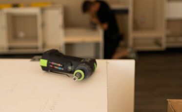 Küchenbauer beim Einbauen der Küchen in der Flakowski Residenz