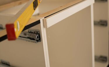 Wasserwage auf den Küchenschrank in der Flakowski Residenz