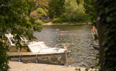 SchwimmerInnen beim Brückenschwimmen mit unseren Badekappen